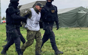 specialni_jednotka_pcr_odvadi_zadrzeneho_2.jpg